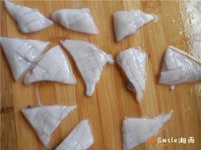 打好花刀的鱿鱼，切成三角块。