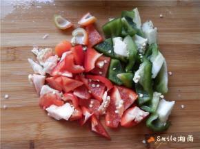 红甜椒和青甜椒洗干净，切成三角形块。