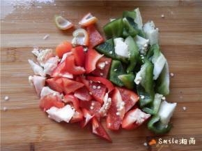 红甜椒和青甜椒洗干净，切成三角形块。