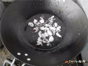 锅中倒入清水，置电磁炉大火煮开后，淋入料酒，将切好的鱿鱼放入焯烫至打卷立即捞出。