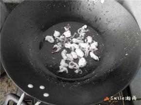 锅中倒入清水，置电磁炉大火煮开后，淋入料酒，将切好的鱿鱼放入焯烫至打卷立即捞出。