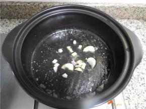 锅底留油，放葱白段、姜片、爆香。