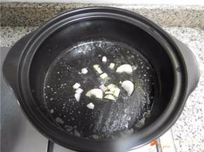 锅底留油，放葱白段、姜片、爆香。