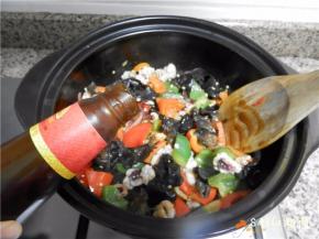 加蚝油翻炒均匀。