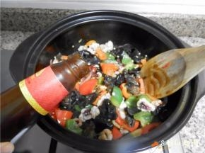 加蚝油翻炒均匀。