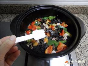 加白糖翻炒均匀。