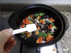 加白糖翻炒均匀。