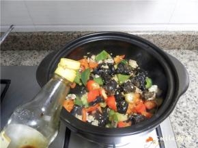 淋些生抽炒匀即可，撒葱花后关火。