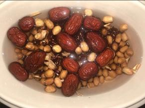 所有食材洗净，浸泡两小时