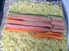 放入黄瓜、胡萝卜和火腿肠