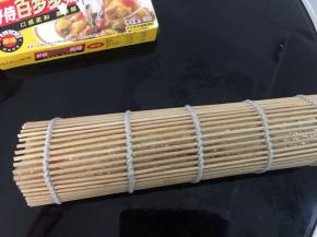 卷起用力捏紧实