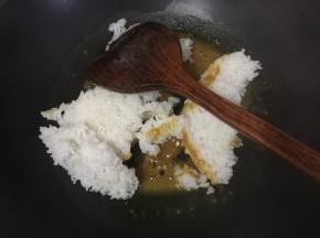 然后加入煮好的米饭
