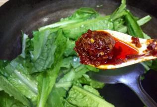 油温八成下油麦菜 放入一勺豆瓣酱