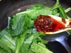 油温八成下油麦菜 放入一勺豆瓣酱