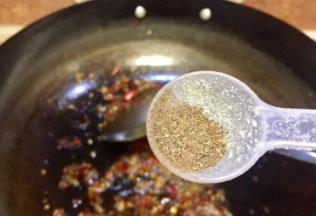 放入五香粉稍炒