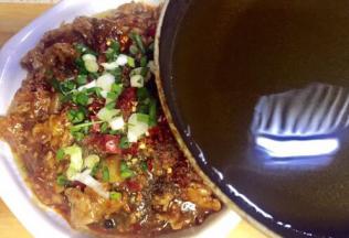 把26淋在上面，哧哧，浇浮油，所有的麻辣鲜香扑鼻而来