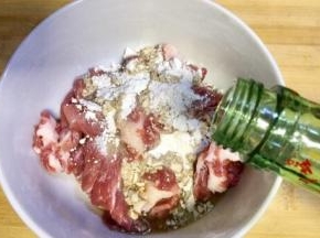 放入一勺料酒