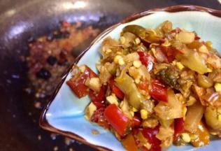 放入泡椒末稍炒