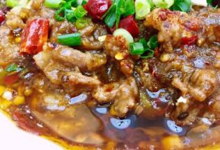 习惯性来张特写，红亮的汤汁，丰富的佐料，就能想象得到它有多么好吃