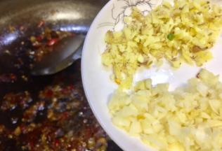 放入老姜大蒜末稍炒