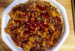 装入13里面，放上5分之一的干辣椒节再放入一小勺辣椒面