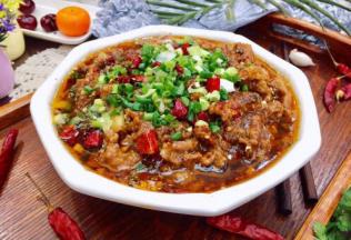 热油还在哧哧得着响，色香味形，无不引诱着你的味蕾