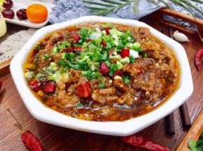 热油还在哧哧得着响，色香味形，无不引诱着你的味蕾