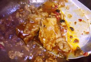 汤汁有些浓稠，肉片发白就煮好了