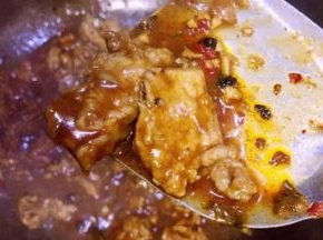 汤汁有些浓稠，肉片发白就煮好了