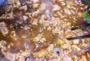 汤汁始终保持微开的状态煮肉片