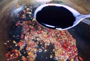 放入老抽三勺，炒出红油色，炒香，750ml纯净水
