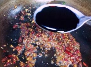 放入老抽三勺，炒出红油色，炒香，750ml纯净水