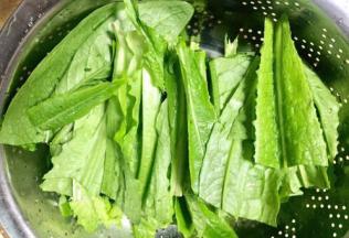 油麦菜洗净分为三段，沥干水分