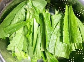 油麦菜洗净分为三段，沥干水分