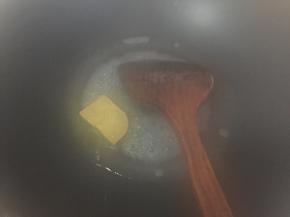 加入适量清水煮融化咖喱