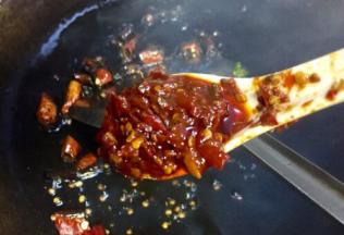 放入一勺豆瓣酱稍炒