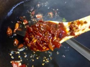 放入一勺豆瓣酱稍炒