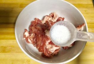 瘦肉放入适量盐