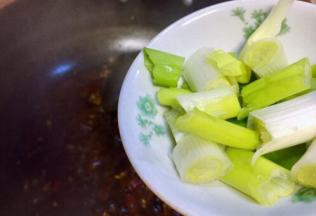 再放入大葱一起熬一下汤汁