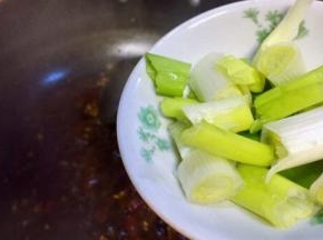 再放入大葱一起熬一下汤汁