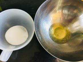 蛋白与糖称重备用。打发蛋白分次加入糖。
