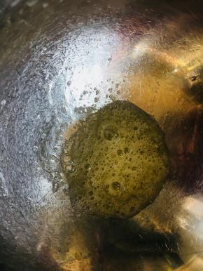 打蛋器打至粗泡加第一次糖