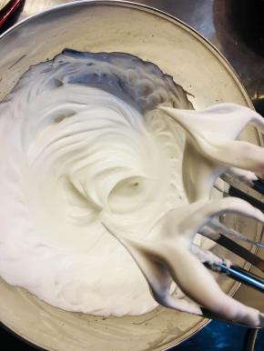 将蛋白打至短尖角即可。