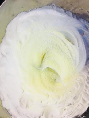 继续说玫瑰花的。。。。。筛入奶粉与玉米淀粉，切拌均匀。