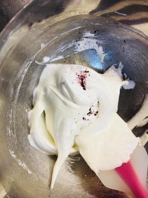 加入色粉。因为要渐变的感觉，所以简单搅拌记下即可。