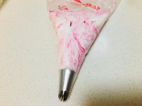 将它装入裱花袋。花嘴我选择了惠尔通的2D