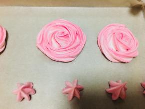 烤盘垫油纸。挤于烤盘内。