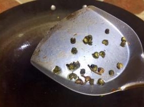 继续倒入适量食用油，油温升高到六成放入花椒
