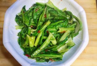 油麦菜刚断生的程度就起锅装入深一点的盘子里