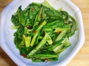 油麦菜刚断生的程度就起锅装入深一点的盘子里